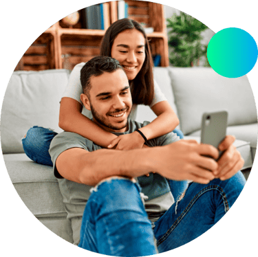 casal olhando pro celular felizes