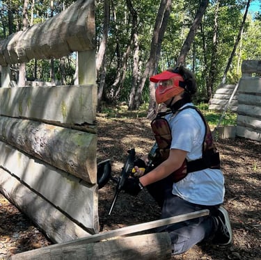 Joueur en pleine partie de paintball sur le terrain de Corsican paintball à Anghione en Corse