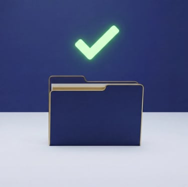 Carpeta con palomita verde: Trámite de pensión ISSSTE exitoso y seguro con ROMAK.