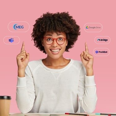 Une femme qui présente plusieurs solutions digitales