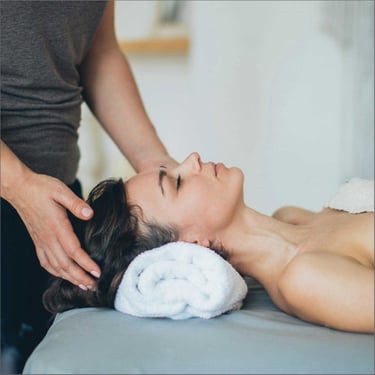 mujer recibiendo tratamiento holistico en Ibiza