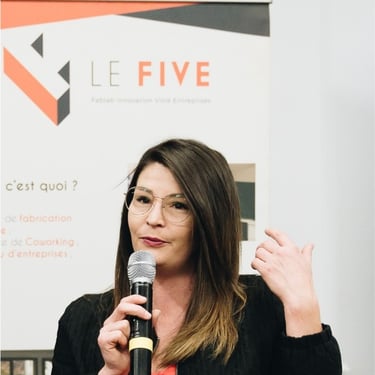 Portrait de conférence avec le five
