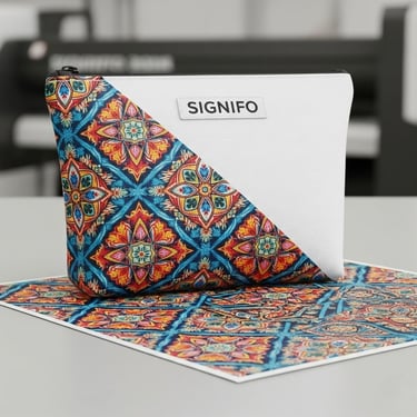 Hasil cetak sublimasi tajam dan berwarna di atas pouch dari bahan kanvas polyester SIGNIFO.