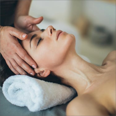 mujer recibiendo masaje en ibiza