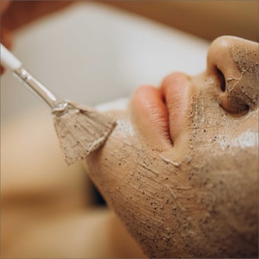 mujer recibiendo tratamiento de belleza en biiza