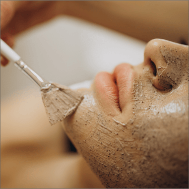 mujer tratamiento facial en Ibiza