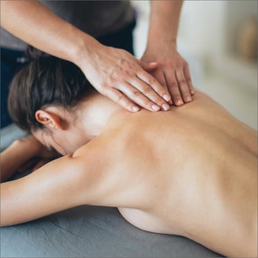 mujer recibiendo masaje terapeutico en ibiza