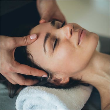 mujer recibiendo masaje terapeutico en ibiza