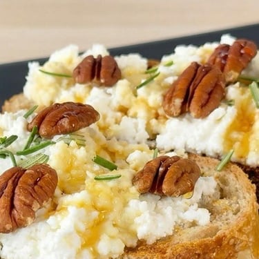 Sweet Bruschetta recipe with ricotta and honey