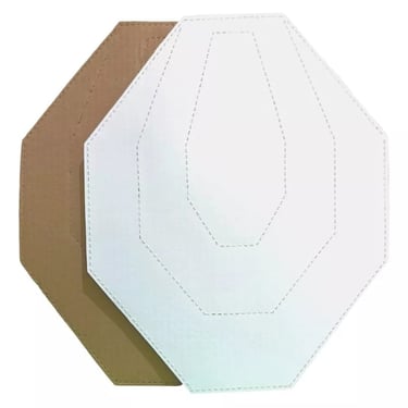 Um recorte de papel branco e marrom em formato de hexágono.