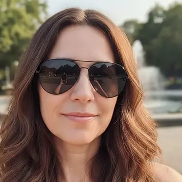 mulher de óculos escuros