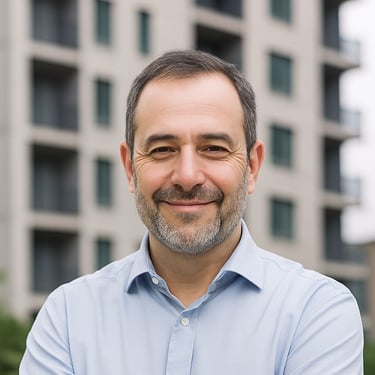 Síndico profissional de meia-idade em frente a prédio.