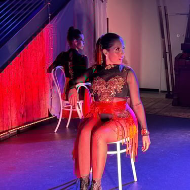 Duo de danseurs de La Troupe du BaréKa lors d’un numéro de danse sur chaise.