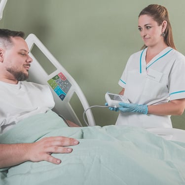 Une infirmière aide un patient dans son lit