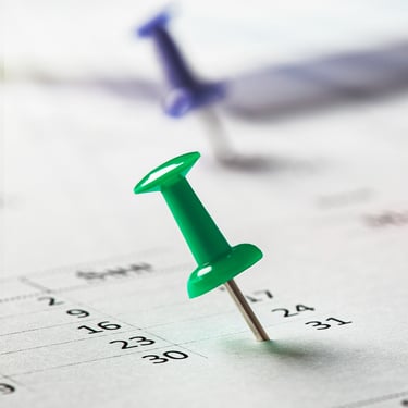 Punaises épinglées sur un calendrier