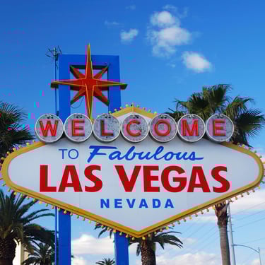 a welcome sign for the las vegas sign
