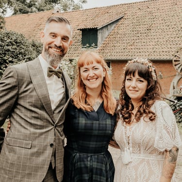 Schottland Hochzeit. die Traurednerin im karierten Blackwatch.-Kleid die Braut im romantischen boho-Style. alle strahlen
