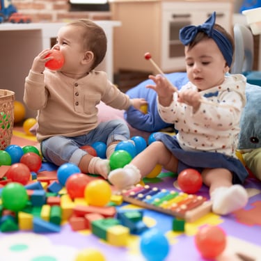 éveil stimulation exploration développement du jeune enfant