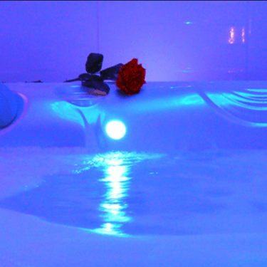 spa jacuzzi privatif dans la chambre de la love room