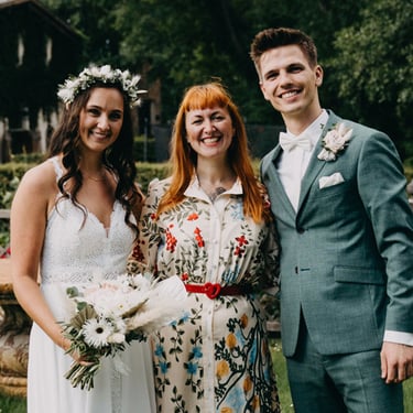 Berlin Hochzeit! Inklusive einer Braut mit Blumenkranz im Haar und einem Bräutigam im grünen Anzug.
