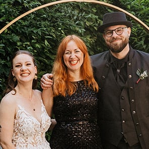 Alternative Wedding Hannover! ein strahlendes Hochzeitspaar mit einer glücklichen Rednerin in ihrer Mitte nach der Trauung