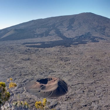 Excursion en VTC au Volcan, vue sur le Piton de la Fournaise depuis le Pas de Bellecombe.
