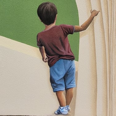 Détail personnage d'une fresque peinte à Viry, Jura : un garçon de dos, tient les pages d'un livre.