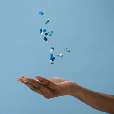 La mano de una persona sosteniendo un montón de pastillas.