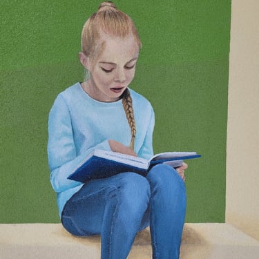 Détail d'une fresque peinte: une fillette assise sur un mur, lit un livre. Viry, Jura (39).