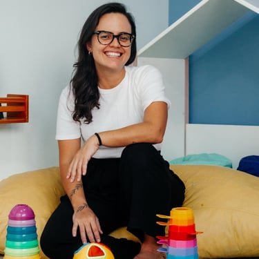 Profissional da área infantil dedicada ao cuidado e evolução do desenvolvimento na primeira infância