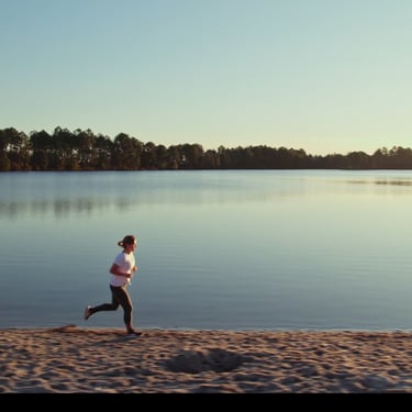 pub asics laura court au bord du lac