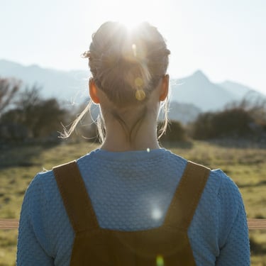 changement de vie femme qui regarde l'horizon