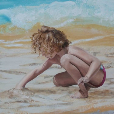 Détail fresque murale: un enfant accroupi joue dans le sable d'une plage. Plottes (71).