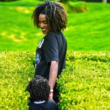 Niño jugando durante evento familiar en Bogotá — fotografía TheLens.