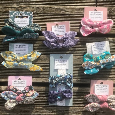 plusieurs barrettes et élastiques pour cheveux