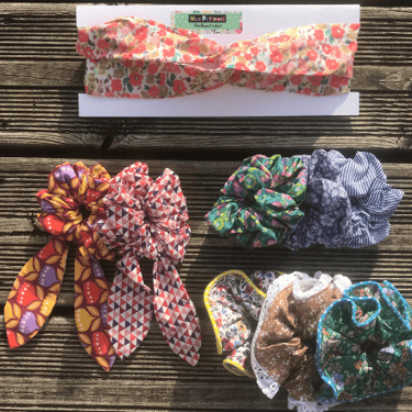 un hedband pour les cheveux et des chouchous