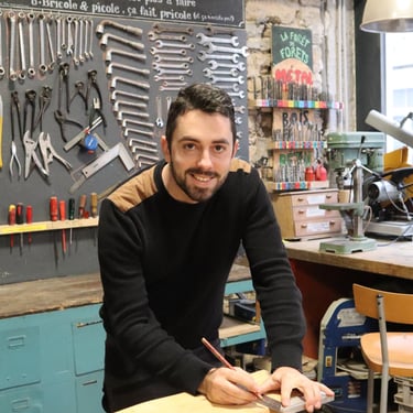 tracage des pièces de bois dans l'atelier de charpente