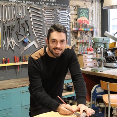 tracage des pièces de bois dans l'atelier de charpente