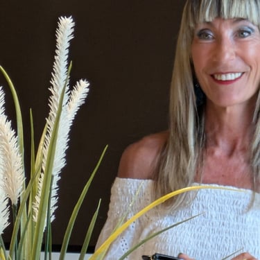 Anna Martínez escuchando a sus alumnas en un taller