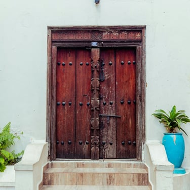 Villa entrance in Bali representing reliable laundry pick‑up and delivery service.
