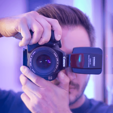 Portret Frana Baće, freelance kreativca specijaliziranog za video produkciju, grafički dizajn i digitalni marketing.