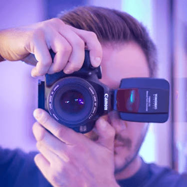 Portret Frana Baće, freelance kreativca specijaliziranog za video produkciju, grafički dizajn i digitalni marketing.