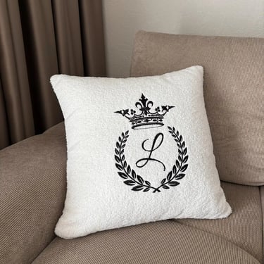 Personalizuota balta pagalvėlė su karūnos ir inicialo siuvinėjimu, elegantiška dovana namams