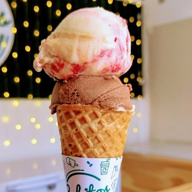Helado de fresas con crema y chocolate