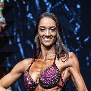 Sara Caco em uma competição de fisiculturismo