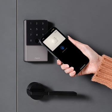 คนปลดล็อคกลอนดิจิตอล Aqara U100 Smart Lock ด้วยการแตะ iPhone แทนคีย์การ์ดโดยฟีเจอร์ Apple Home Key