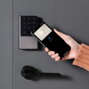 คนปลดล็อคกลอนดิจิตอล Aqara U100 Smart Lock ด้วยการแตะ iPhone แทนคีย์การ์ดโดยฟีเจอร์ Apple Home Key