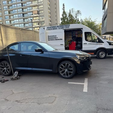 Auto de alta gama con neumáticos recién cambiados