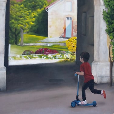 Détail d'une fresque sur façade à Moirans-en-Montagne: un garçon en trottinette devant un porche.