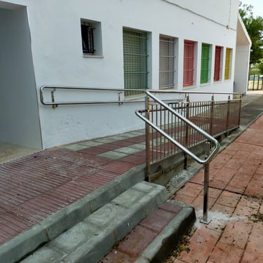 Pasamanos y barandilla de acero inoxidable instalado en rampa de acceso a edificio,.ayuda para la discapacidad